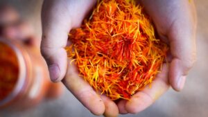 Manos sosteniendo azafrán, imagen simbólica sobre depresión, naturaleza y acompañamiento desde la naturopatía integrativa en Albaraque (Naturópata online y en Girona)